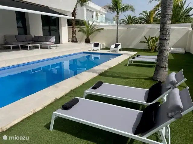 Garten mit 8 Sonnenliegen