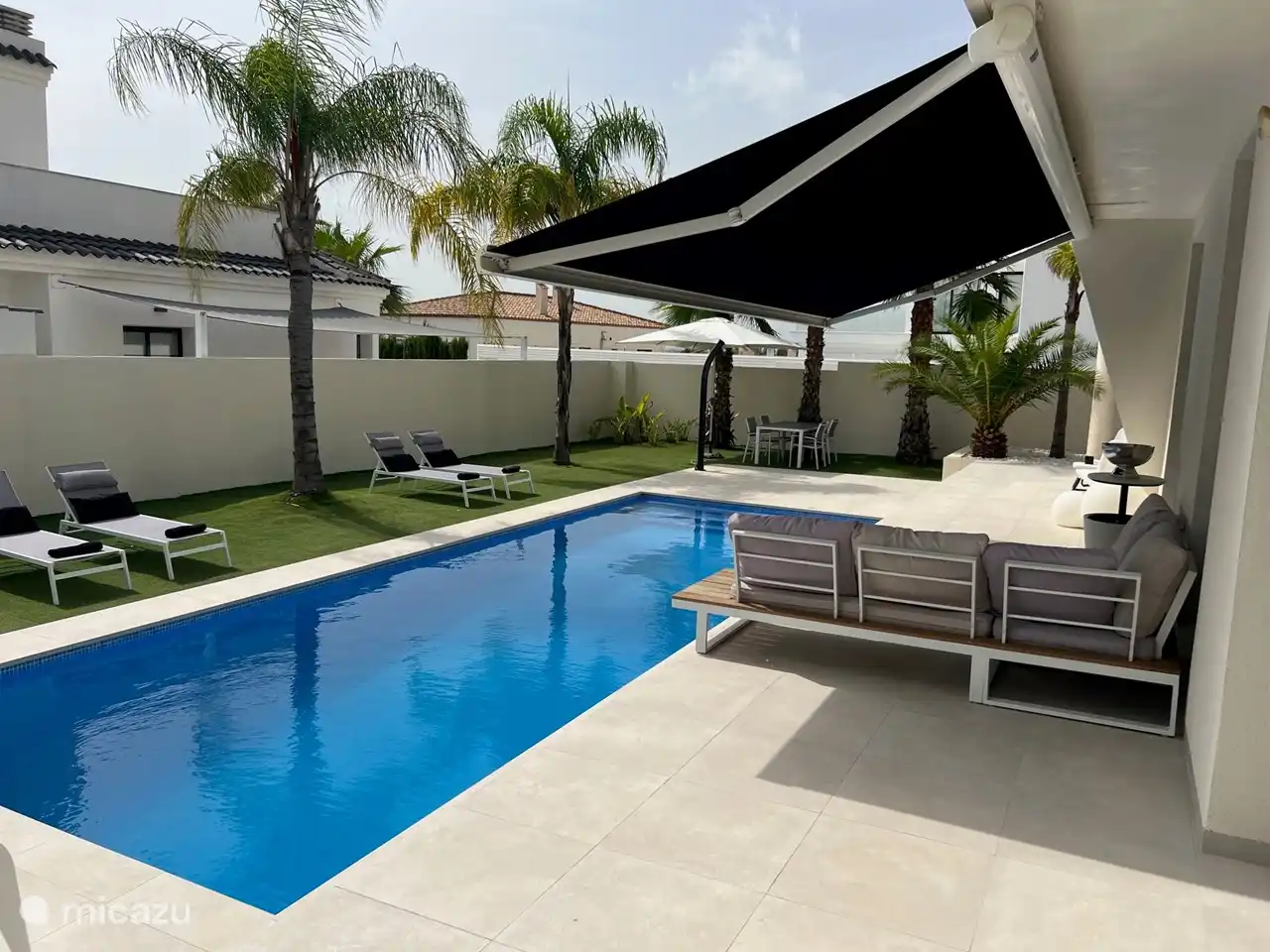 Das Haus hat zwei große schwarze Markisen und alle Zimmer sind sonnenbeständig schwarz Luxaflex + Vorhänge verfügbar