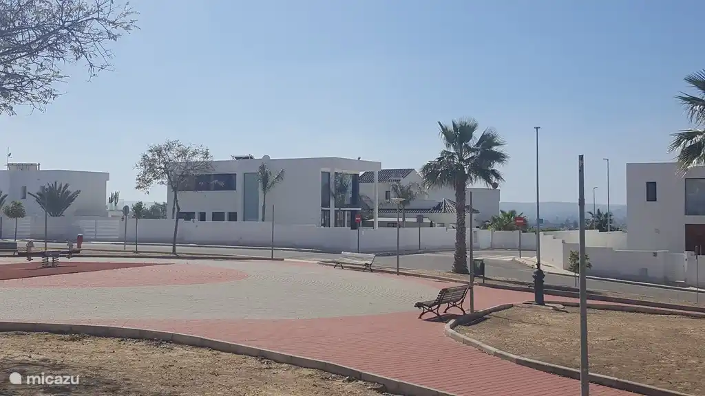 Unsere Villa befindet sich in einem modernen Stadtteil in La Marina entfernt