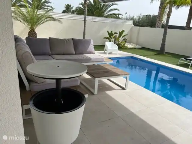 moderner Lounge-Sitzbereich, beschattet unter einer elektrischen Markise von 6 Metern