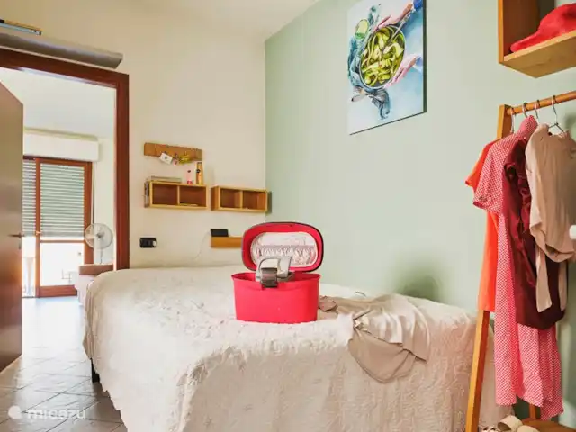 Le Quattro Stagioni Vue sur le lac  | Italie, Lac de Côme, Acquaseria - appartement Chambre avec ventilateur de plafond, prise au lit, lampe de lecture, armoires et portemanteau. Salle de bain attenante