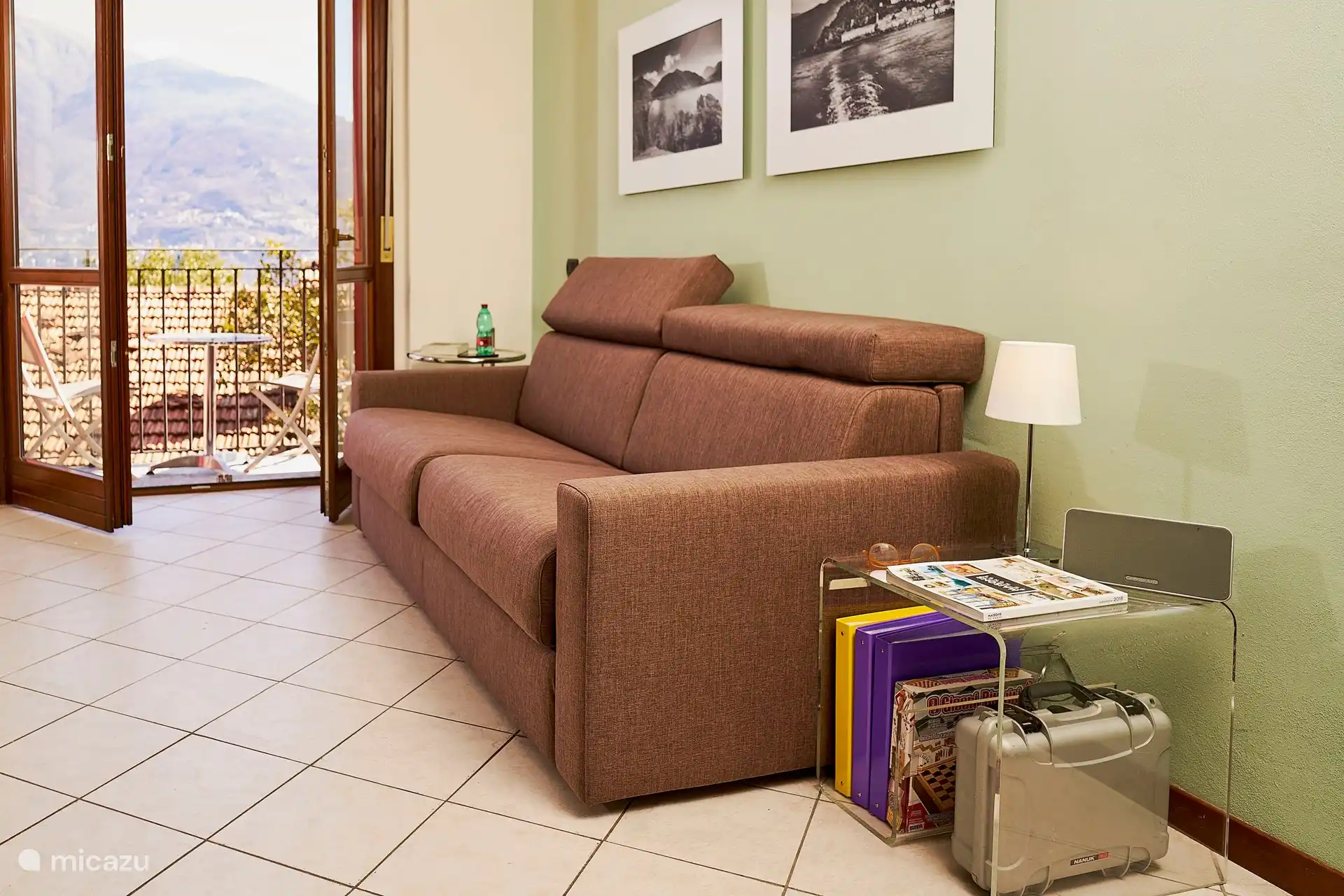 Sofá de 3 plazas con cuellos.
Fácil de plegar en un cómodo sofá cama de 1,60-2,00 m. 