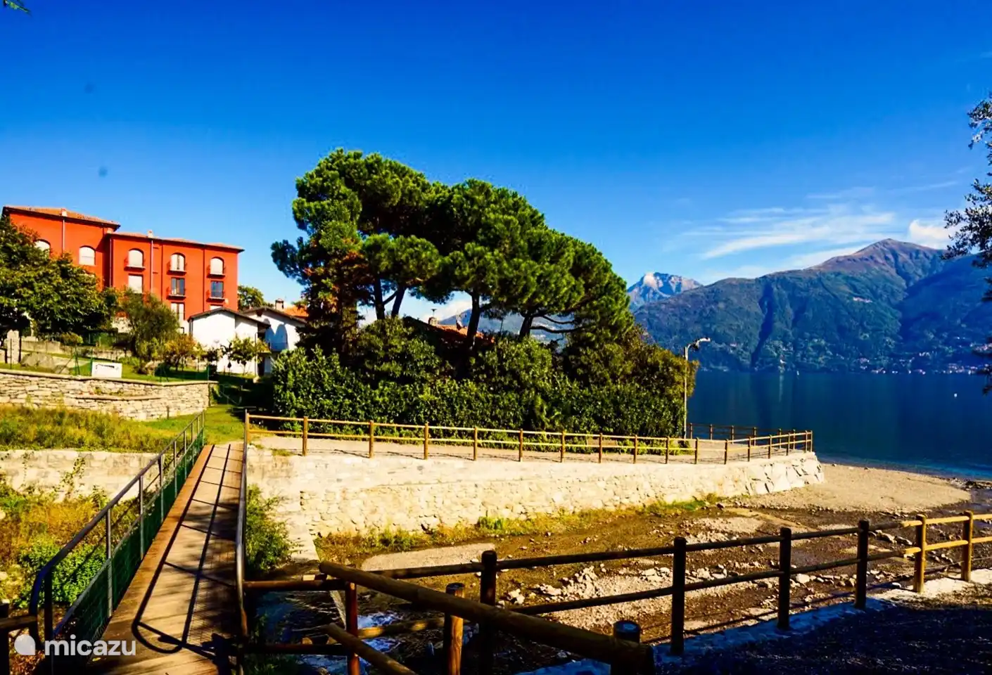 En el verde junto al lago