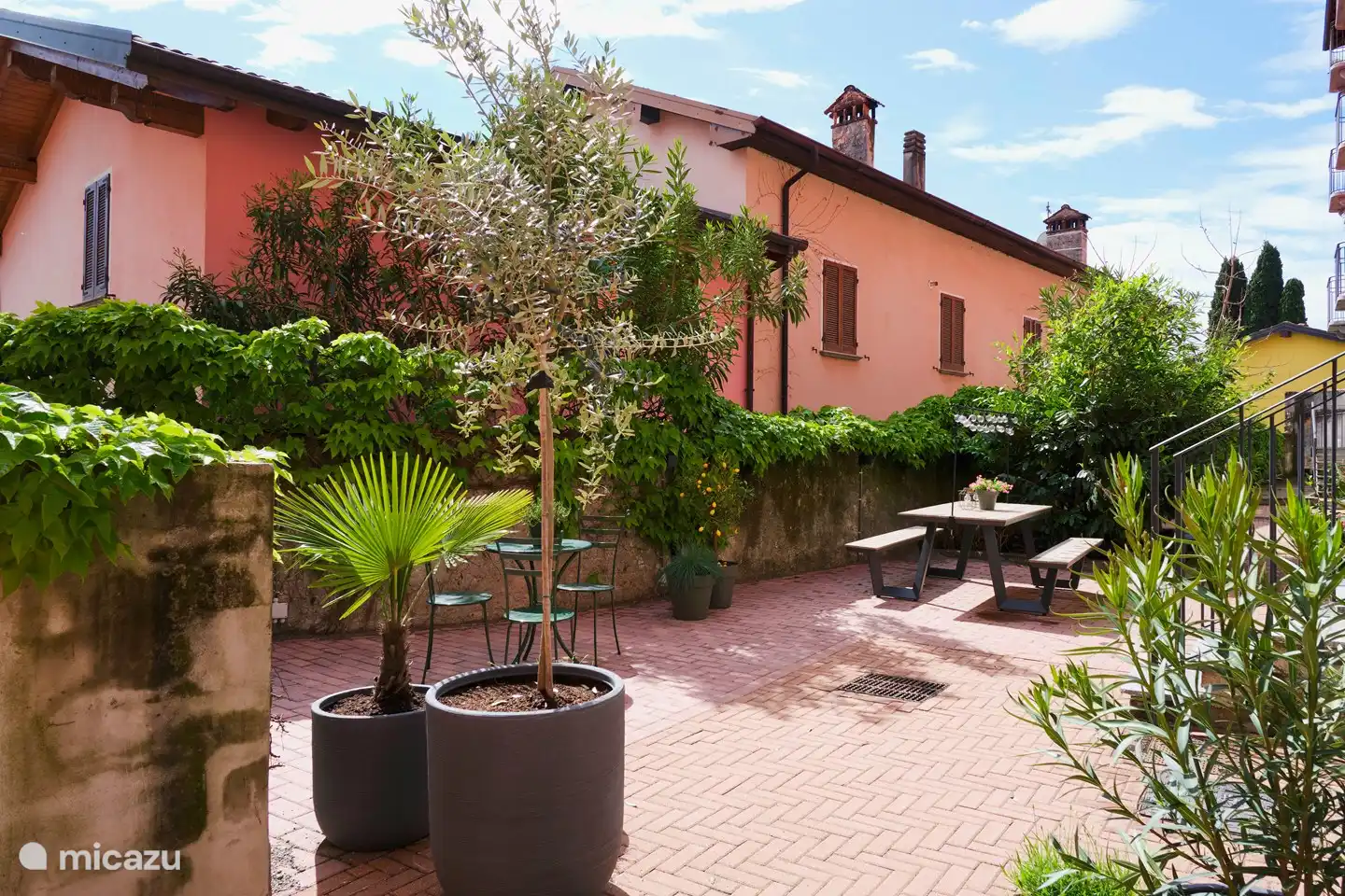 Jardín en el patio con mesa de pícnic e iluminación ambiental