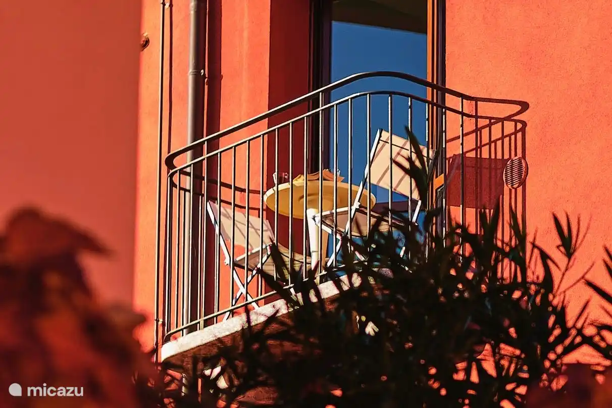 Balcón con vista al lago y muebles