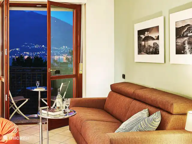 Le Quattro Stagioni Vue sur le lac  | Italie, Lac de Côme, Acquaseria - appartement Coin salon avec vue sur les lumières de Bellano sur le lac