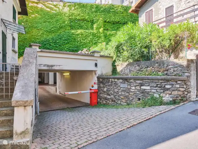 Le Quattro Stagioni Vue sur le lac  | Italie, Lac de Côme, Acquaseria - appartement Entrée du garage qui se situe au rez-de-chaussée.