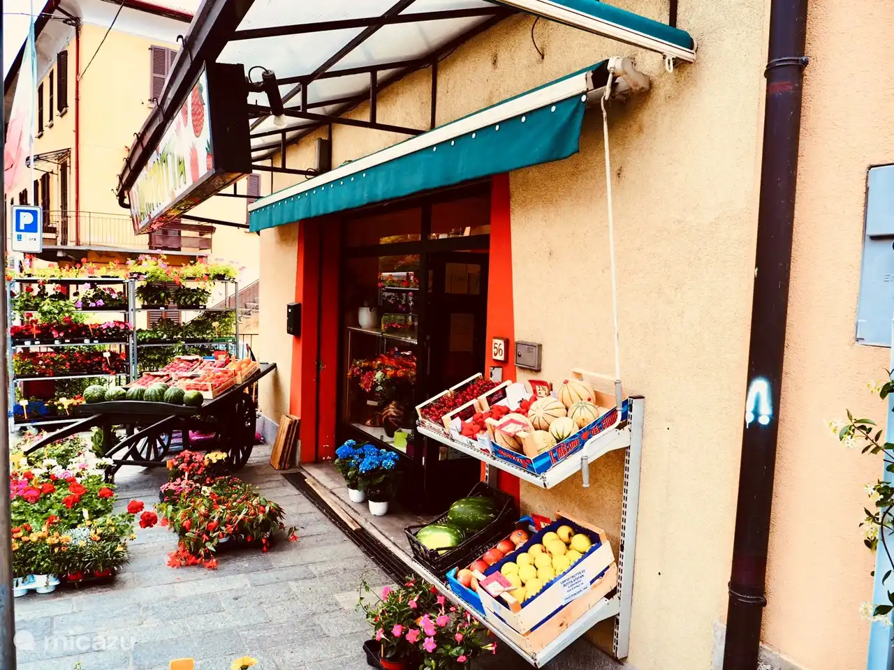 Frutería en Acquaseria con barra de ensaladas y terraza con vista al lago