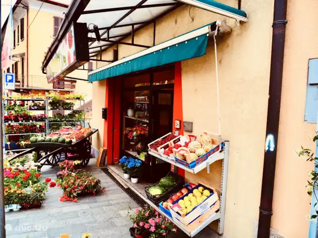 Le Quattro Stagioni Vue sur le lac  | Italie, Lac de Côme, Acquaseria - appartement Marchand de fruits et légumes à Acquaseria avec bar à salades et terrasse avec vue sur le lac