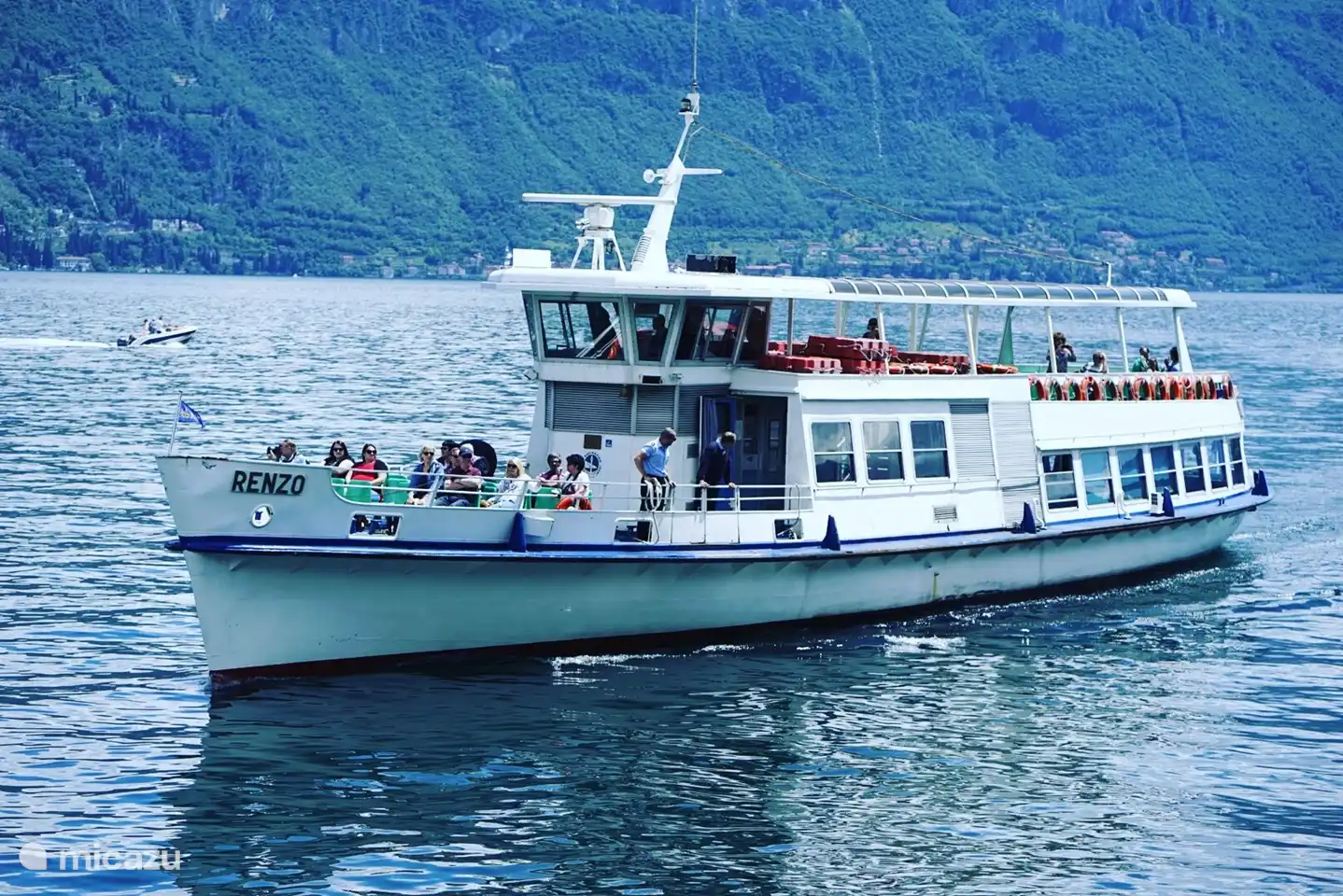 El ferry te lleva a muchos lugares alrededor del lago de Como.