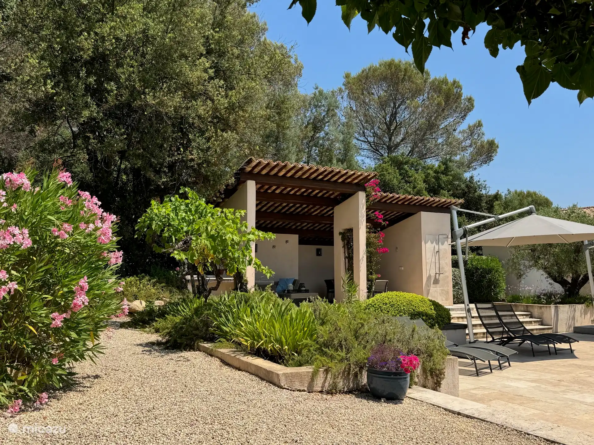 Preciosa casa de la piscina con sombra