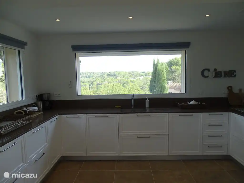 Die gut ausgestattete Küche mit herrlichem Blick auf das Estérel