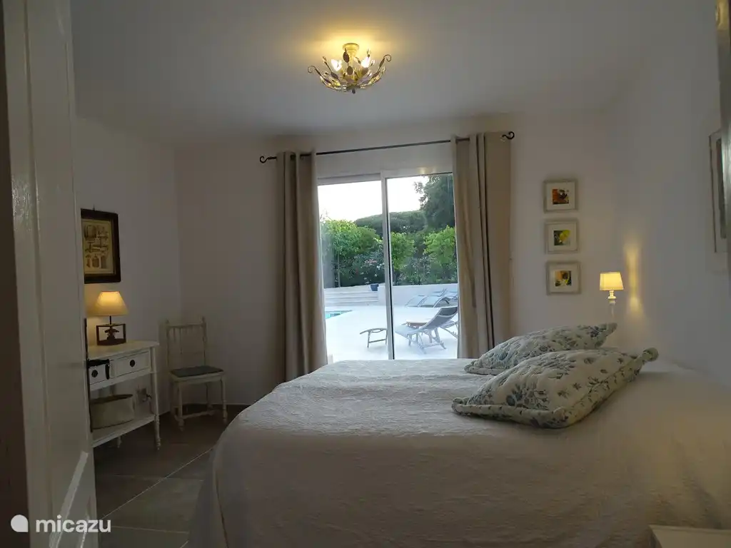 Schlafzimmer im Haus mit direktem Zugang zur Terrasse und zum Pool