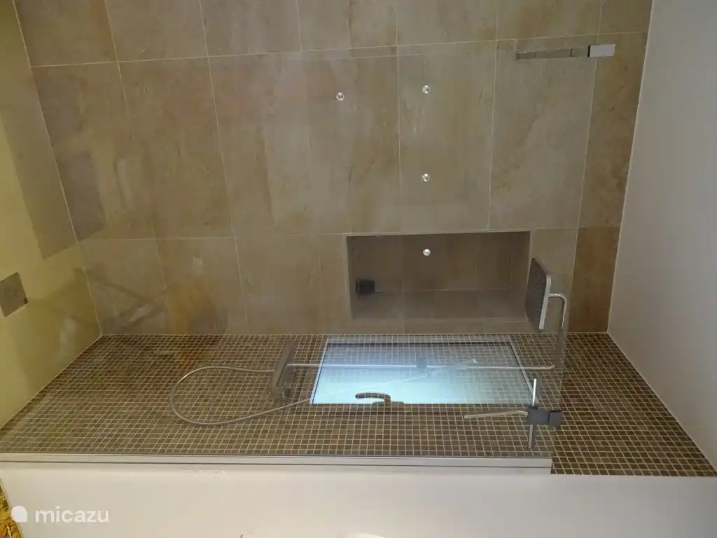 Walk-in-Dusche im Badezimmer