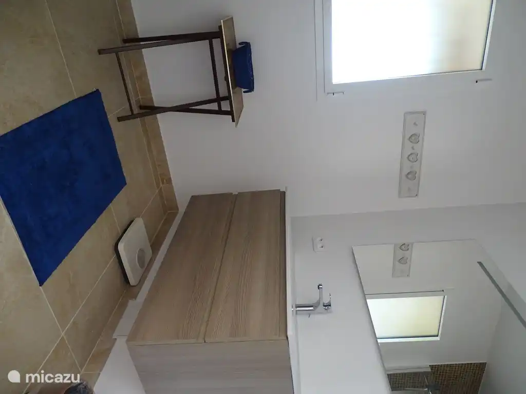 Geräumiges Badezimmer im Haus, daneben separates WC