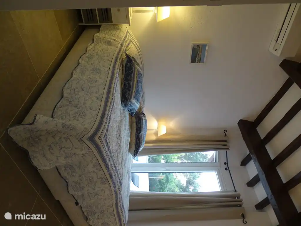 Schlafzimmer im Nebengebäude mit direktem Zugang zur Terrasse und zum Pool