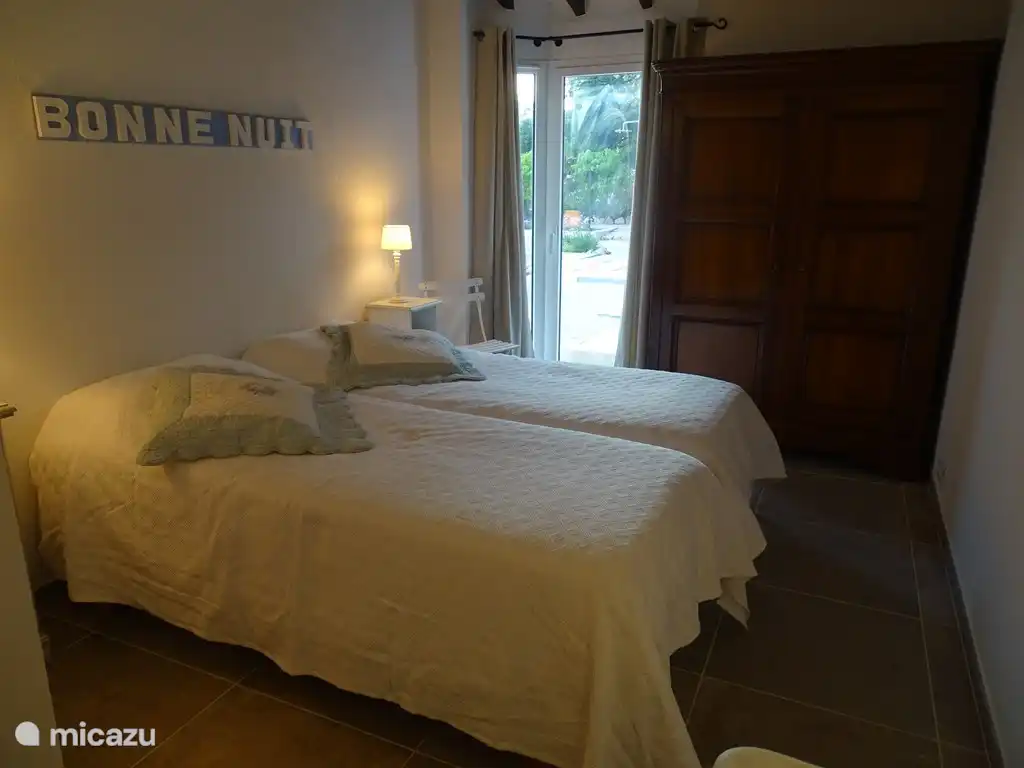 Schlafzimmer Bonne Nuit im Nebengebäude mit direktem Zugang zur Terrasse und zum Pool
