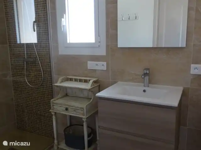 Villa Paranis | France, Côte d'Azur, Frejus - villa Salle de bain avec spacieuse douche à l'italienne et WC en annexe