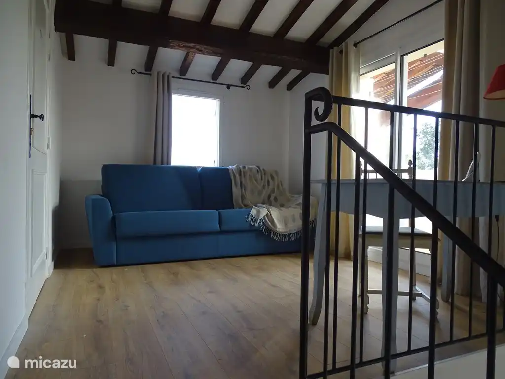 Das Zwischengeschoss (Schlafzimmer mit bequemer Schlafcouch 160x200m) mit Balkon und Blick auf das Meer