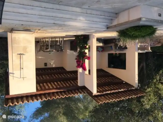 Das schöne schattige Poolhaus mit gemütlicher Sitzgarnitur und Esstisch für 8 Personen