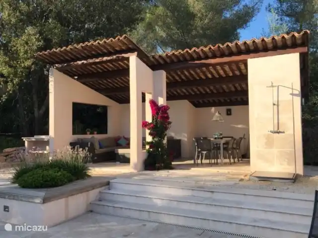 Villa Paranis | France, Côte d'Azur, Frejus - villa Le magnifique pool house ombragé avec salon confortable et table à manger pour 8 personnes
