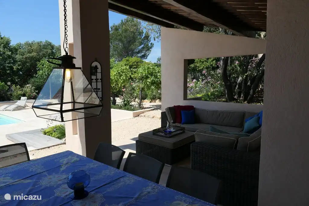 Der Innenraum des schönen schattigen Poolhauses