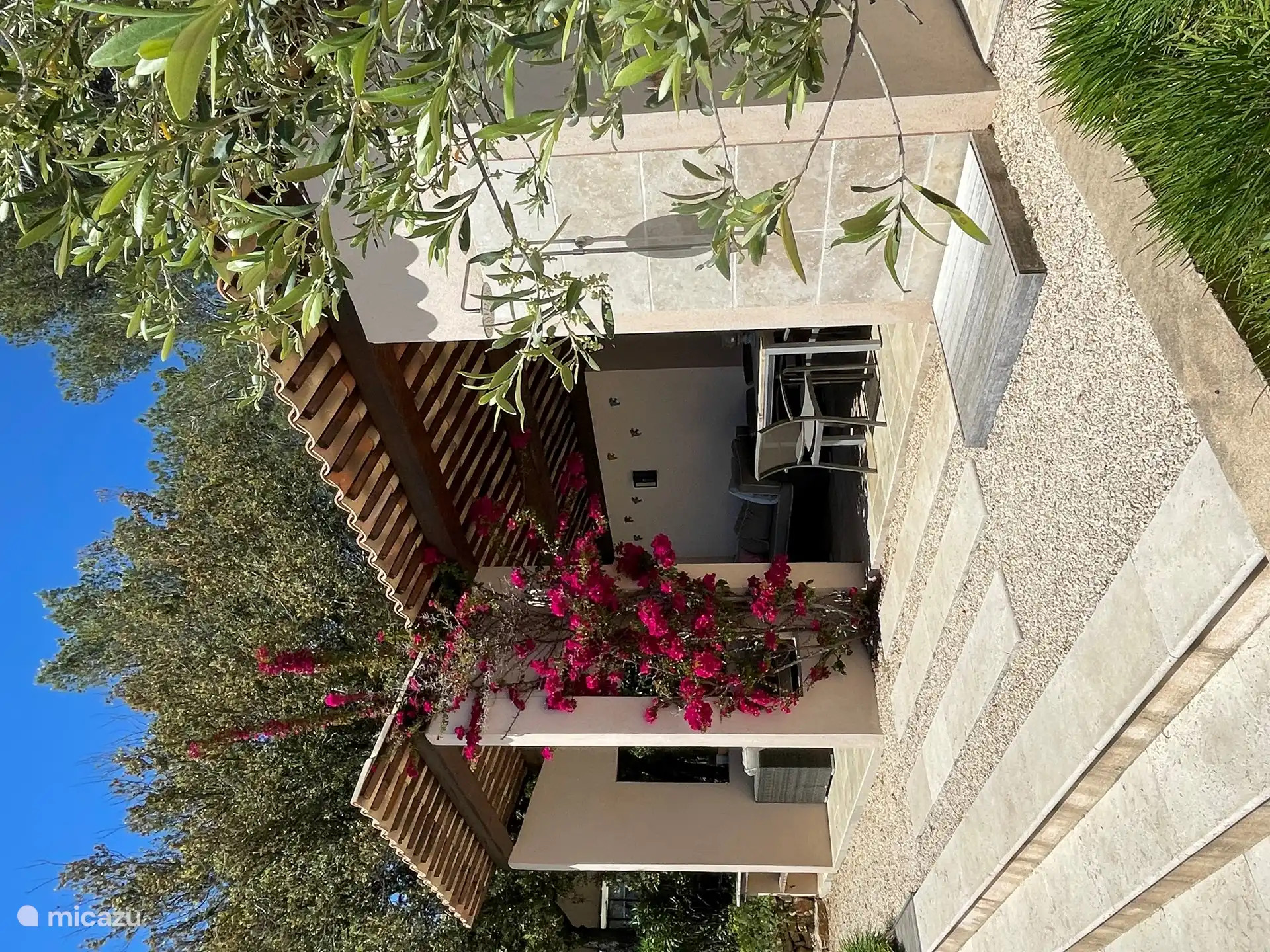 Die wunderschön blühende Bougainvillea und das schöne schattige Poolhaus - wirklich genießen!