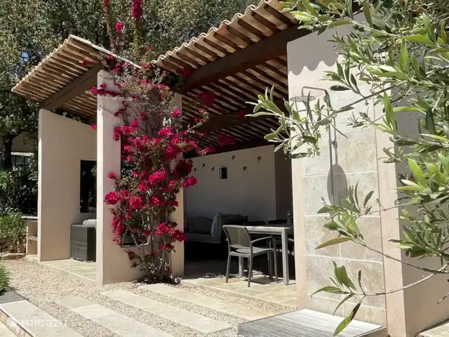 Villa Paranis | France, Côte d'Azur, Frejus - villa Les magnifiques bougainvilliers en fleurs et le charmant pool house ombragé - profitez-en vraiment !