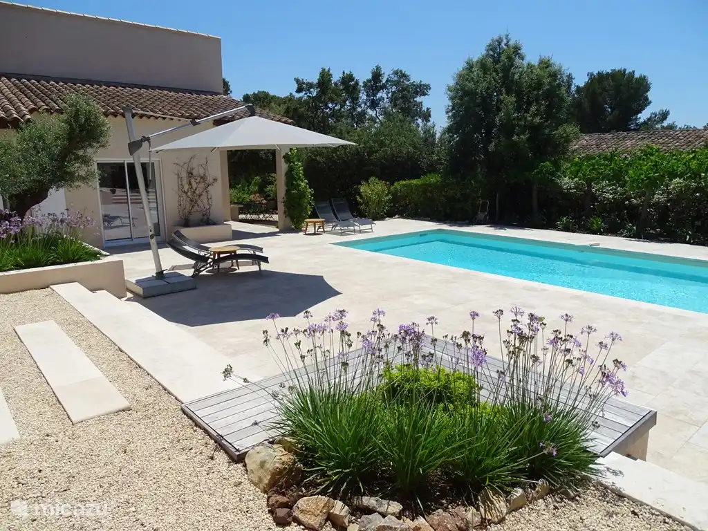 Blick vom Poolhaus auf die Villa und Pool