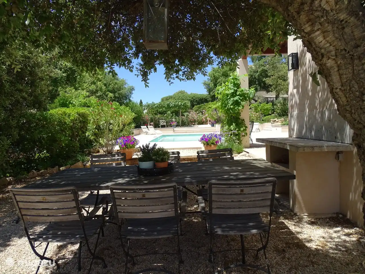 Schöne Terrasse unter der alten Korkeiche, ein idealer Ort zum Mittagessen