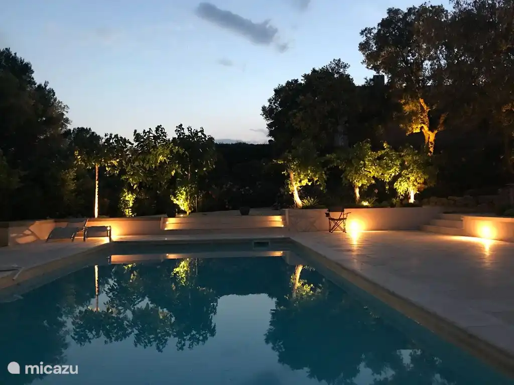 Stimmungsvolle Beleuchtung im Garten und im Schwimmbad