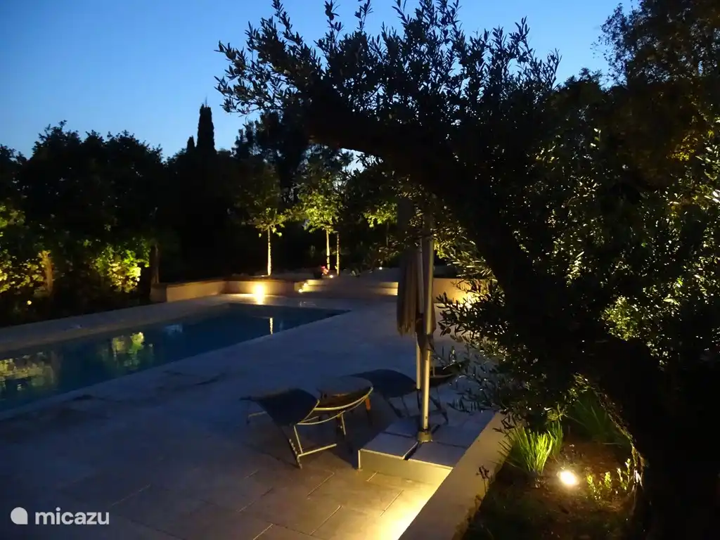 Atmosphärisch beleuchtete Terrasse