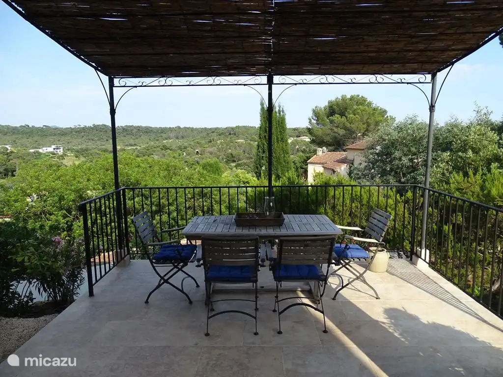 Blick auf den Estérel von der geräumigen Terrasse