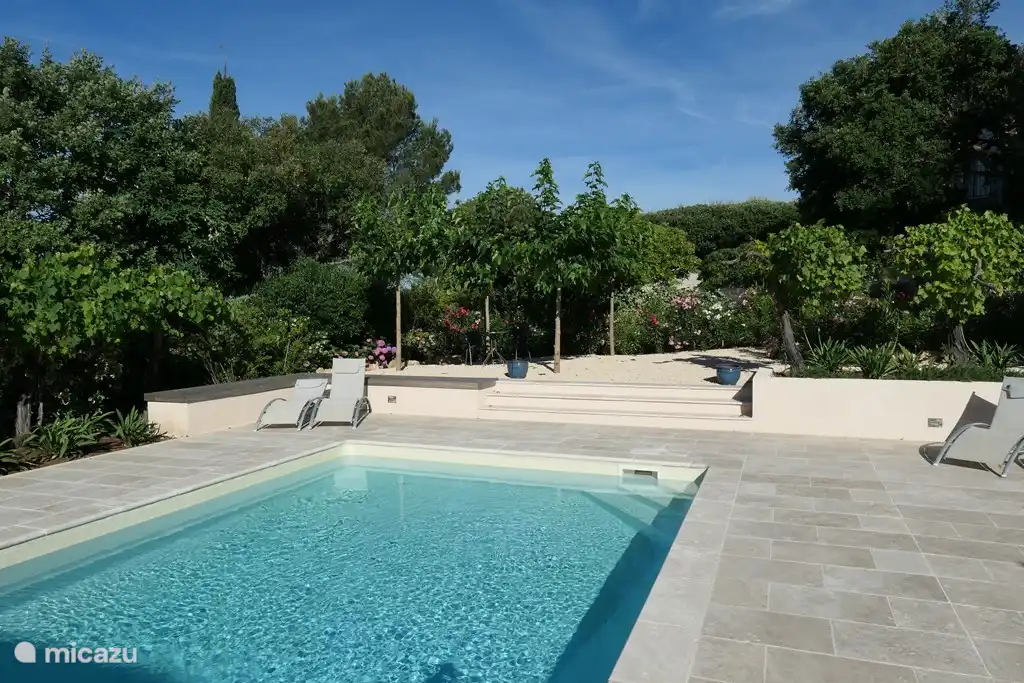 Der herrliche, beheizte Pool (10x5m) mit einer kühlenden Travertin-Terrasse und 8 Sonnenliegen