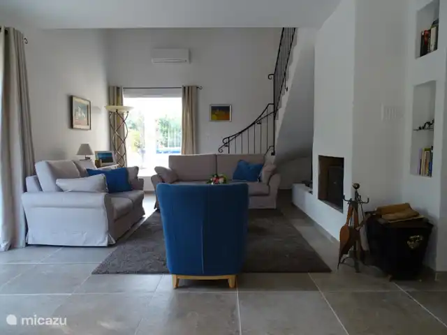 Villa Paranis | France, Côte d'Azur, Frejus - villa Salon avec bel escalier en fonte menant à la mezzanine