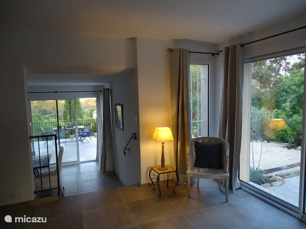 Vom Wohnzimmer zum Essbereich und zur Küche mit Blick auf den Estérel