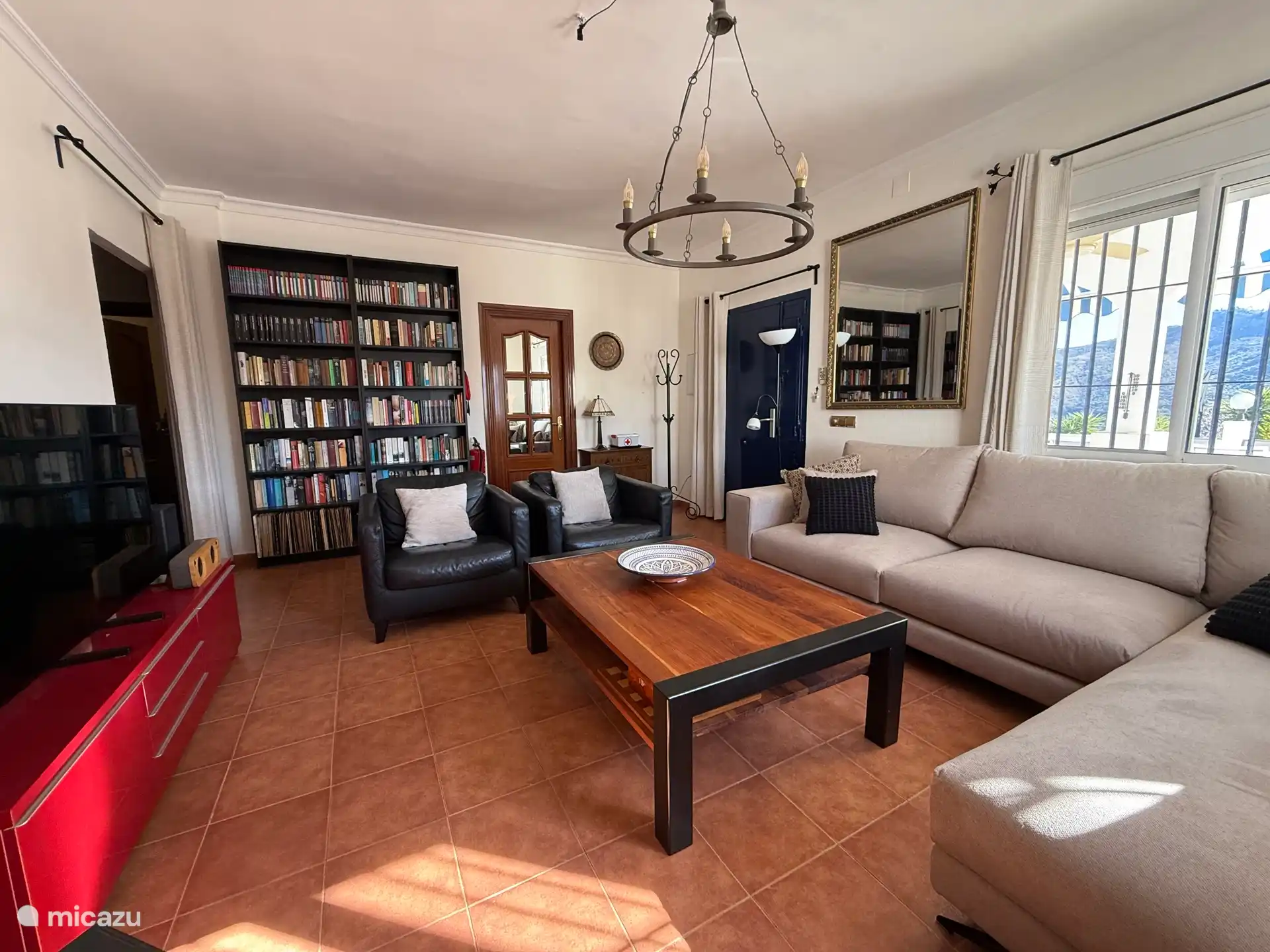 Sal&#243;n con sillones y sof&#225; c&#243;modos