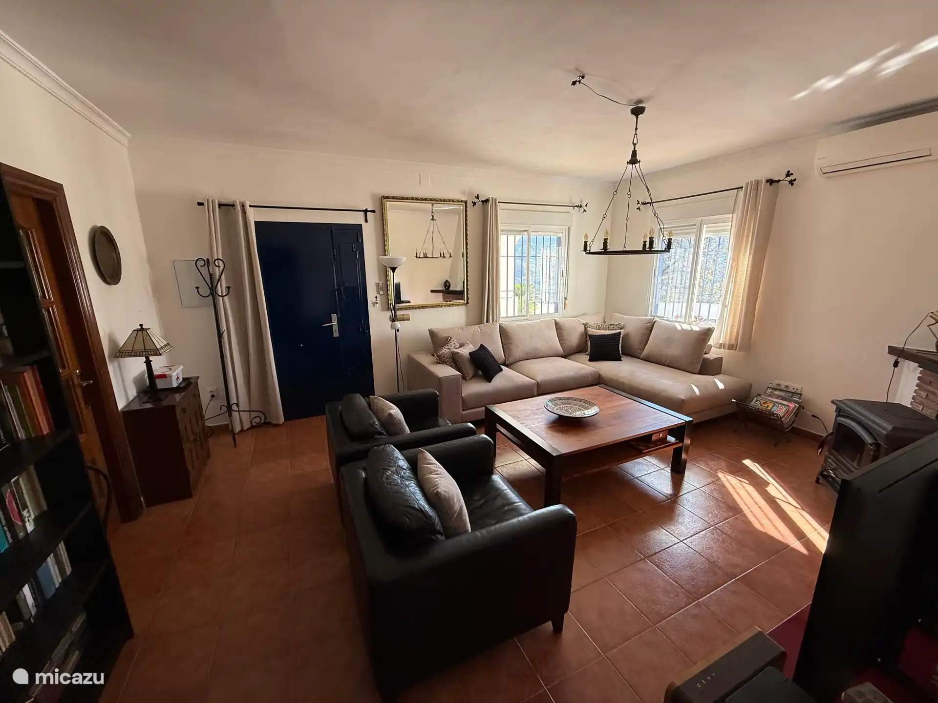 Sal&#243;n con estufa de le&#241;a