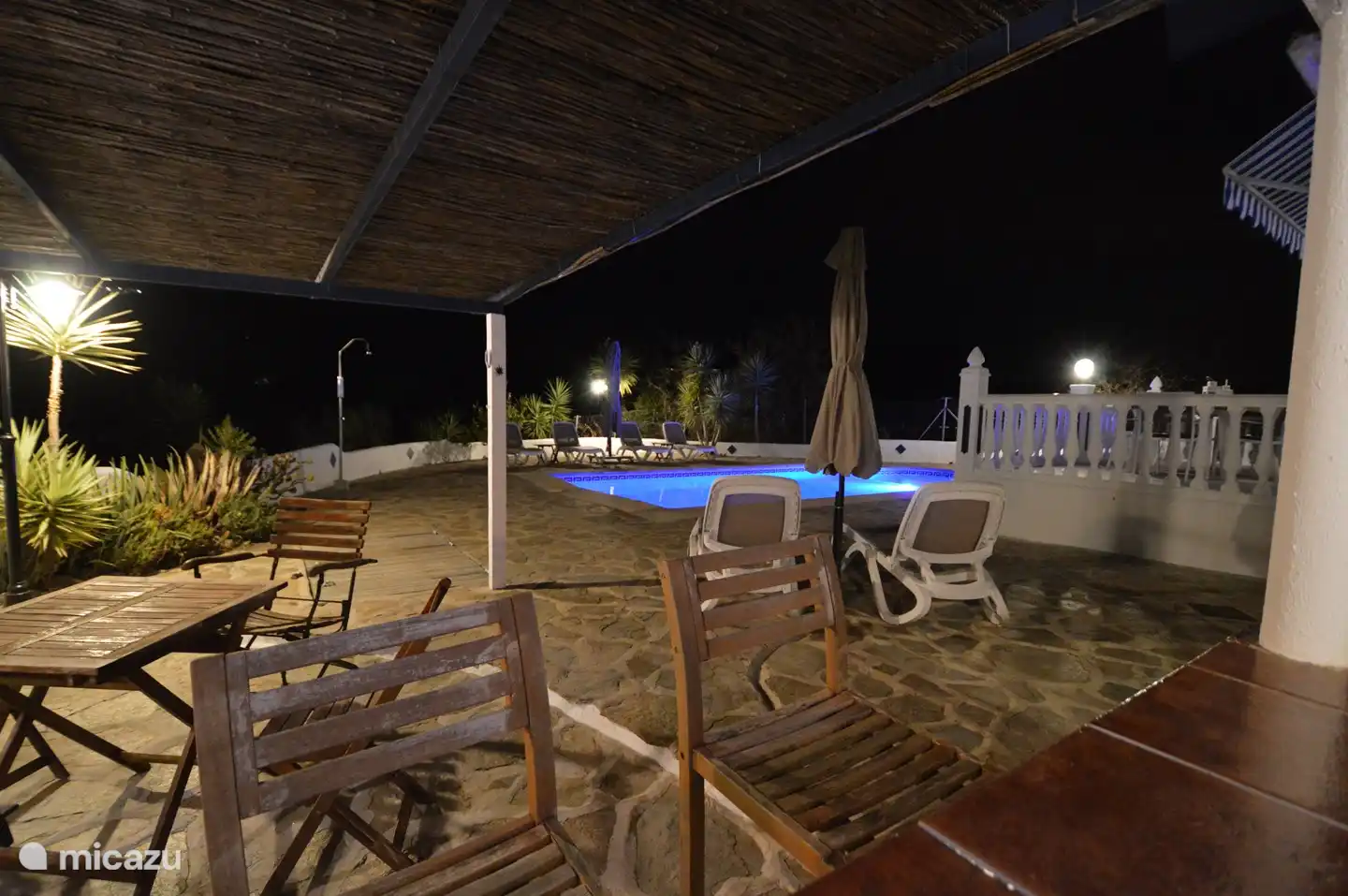 Terraza atmosf&#233;rica vista desde el bar exterior por la noche.