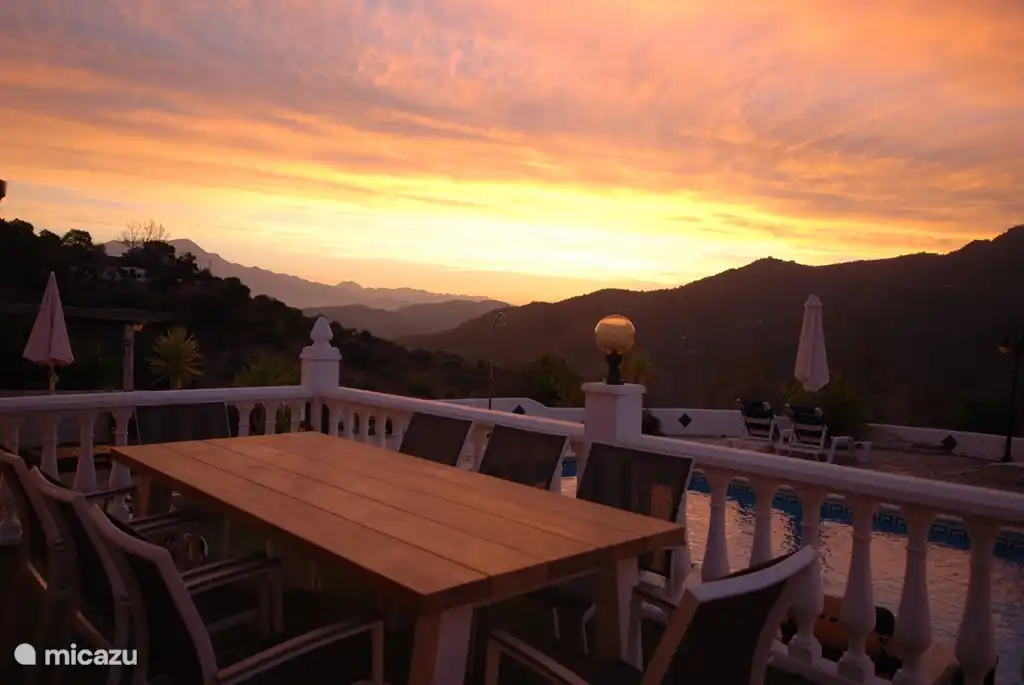 Vista de la ma&#241;ana desde la mesa de roble al aire libre