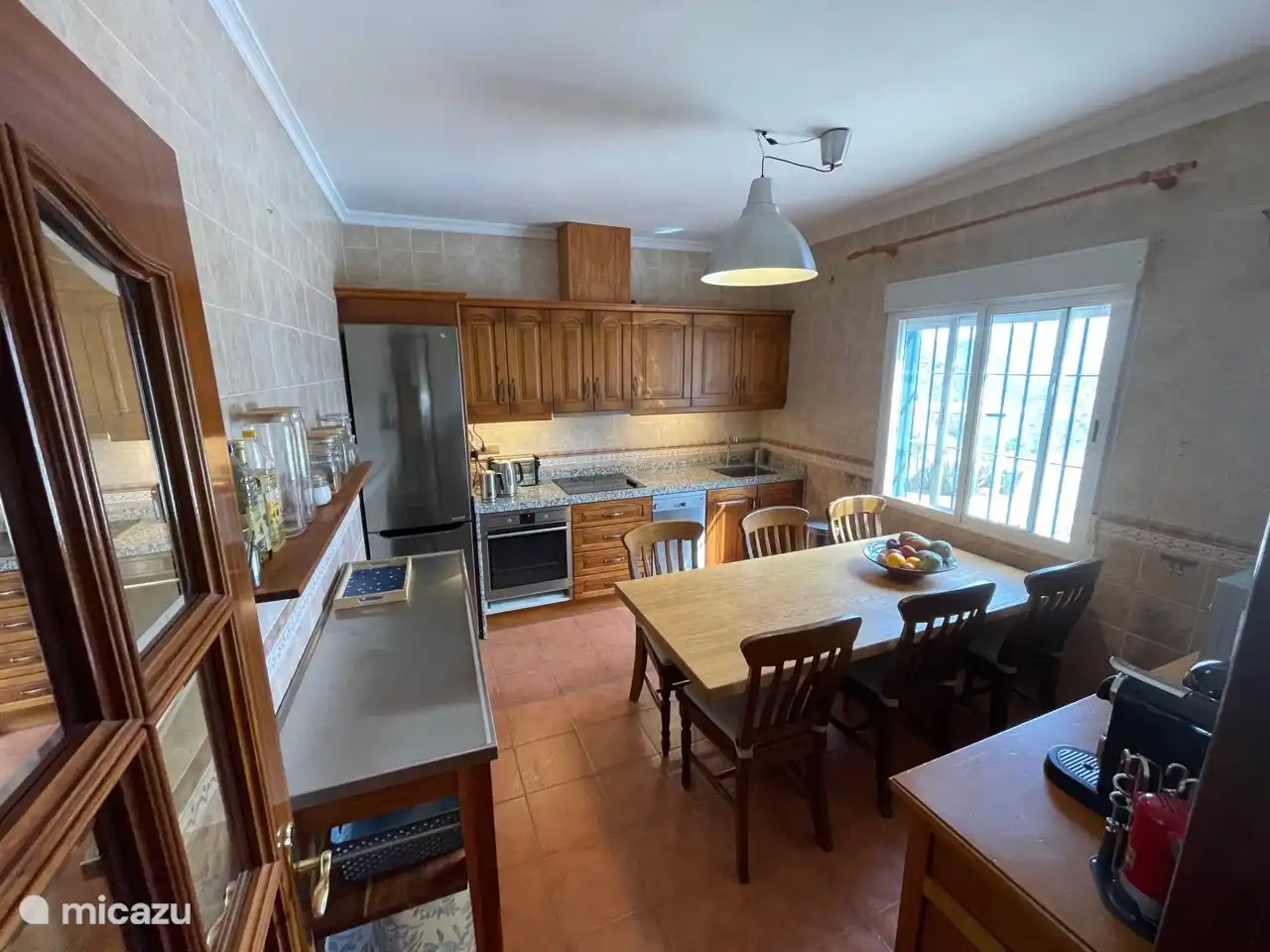 Amplia cocina muy bien equipada con nevera/congelador grande, horno completo, lavavajillas, tetera y tostadora.