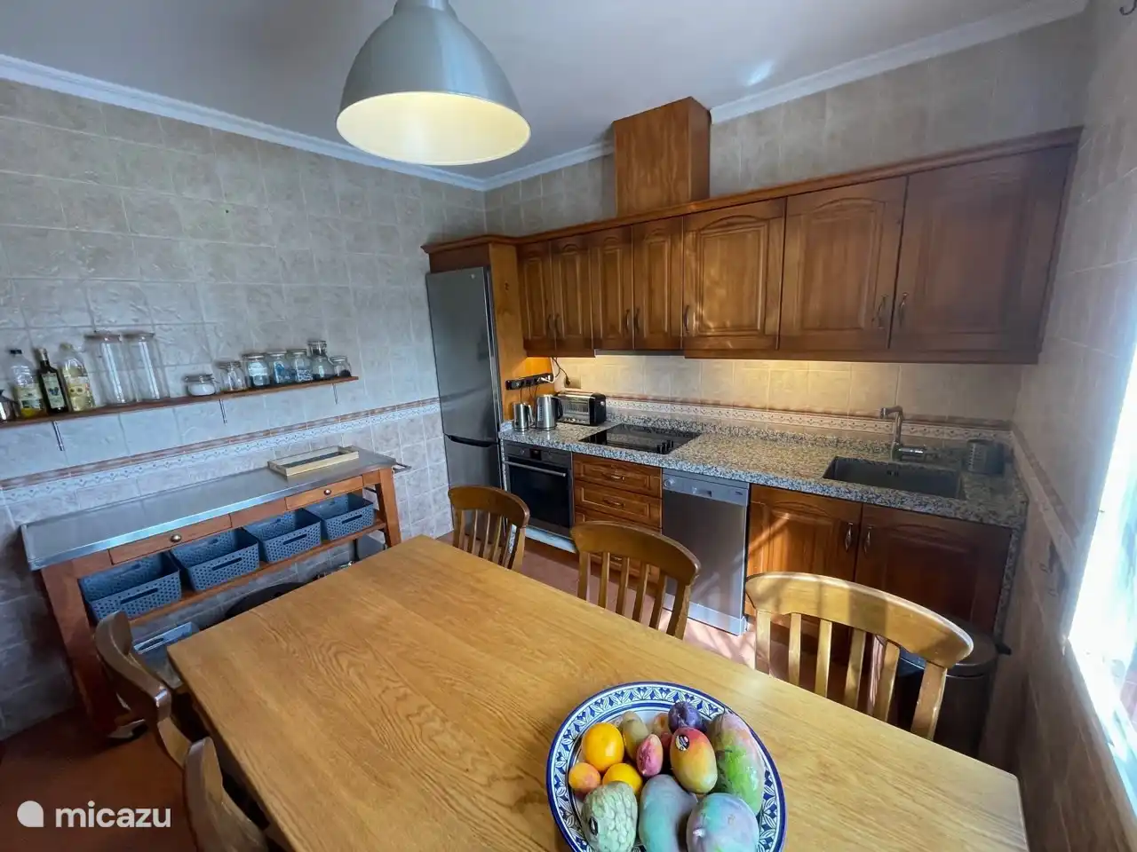 Encimera con encimera de cocina de granito, espaciosa mesa de comedor para 6 personas