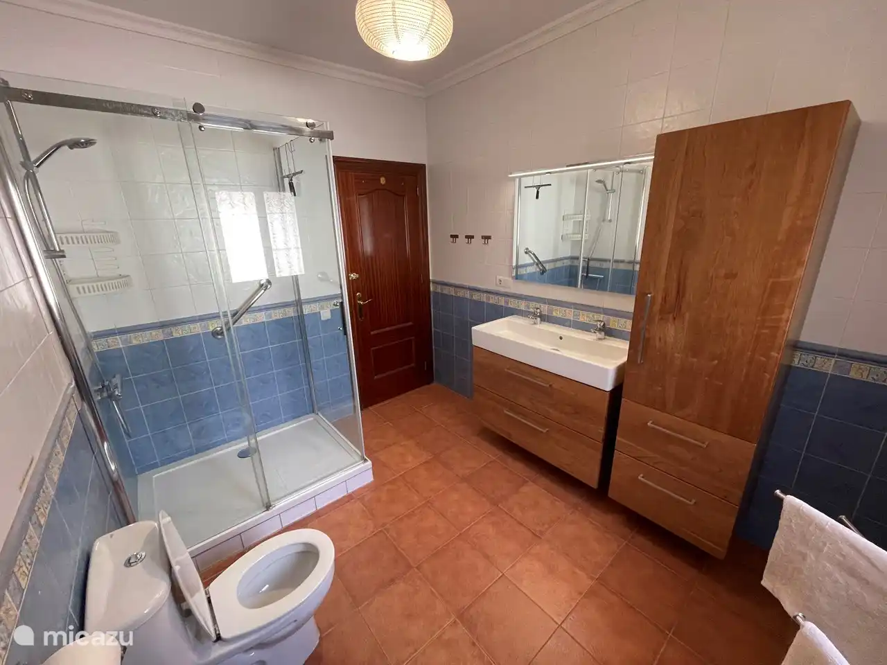 Amplio ba&#241;o, espaciosa ducha a ras de suelo con grifo termost&#225;tico y manija, hermoso mueble de lavabo de madera maciza de cerezo