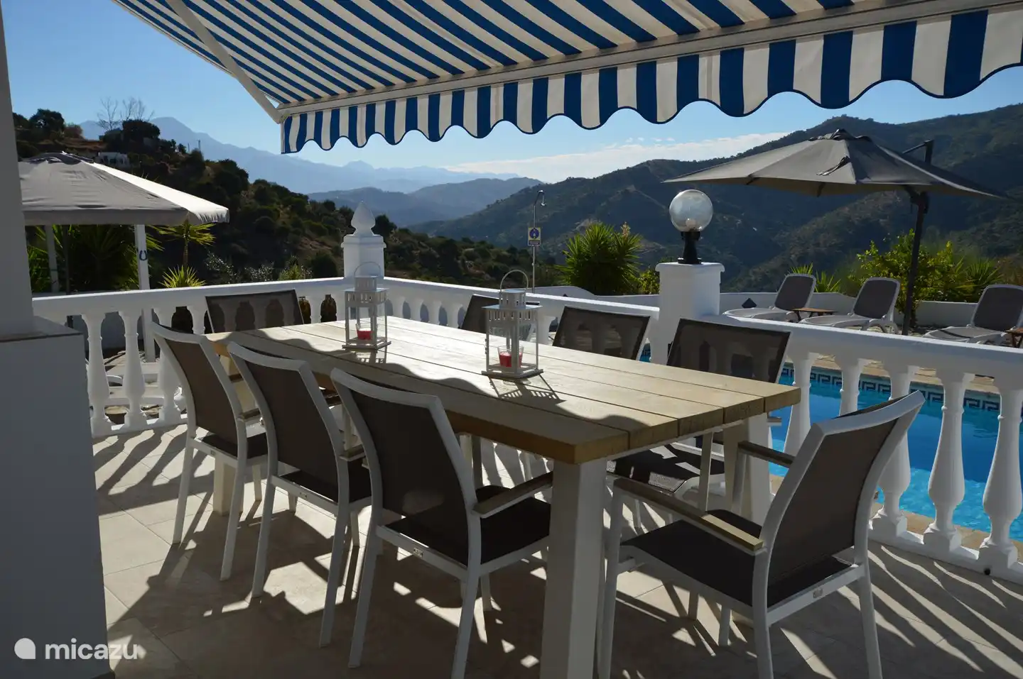 Gran mesa de comedor de roble con buenas sillas.