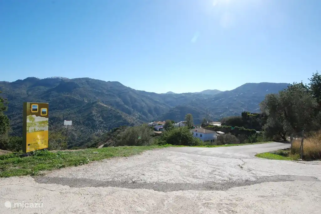 Casa Blanca en medio, en el caser&#237;o de El Romo con camino de acceso asfaltado