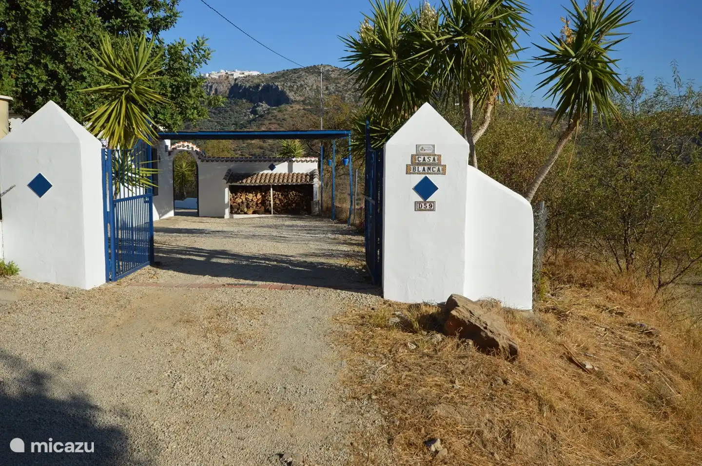Amplio espacio de estacionamiento para 2-3 autos, con puerta de entrada con llave.