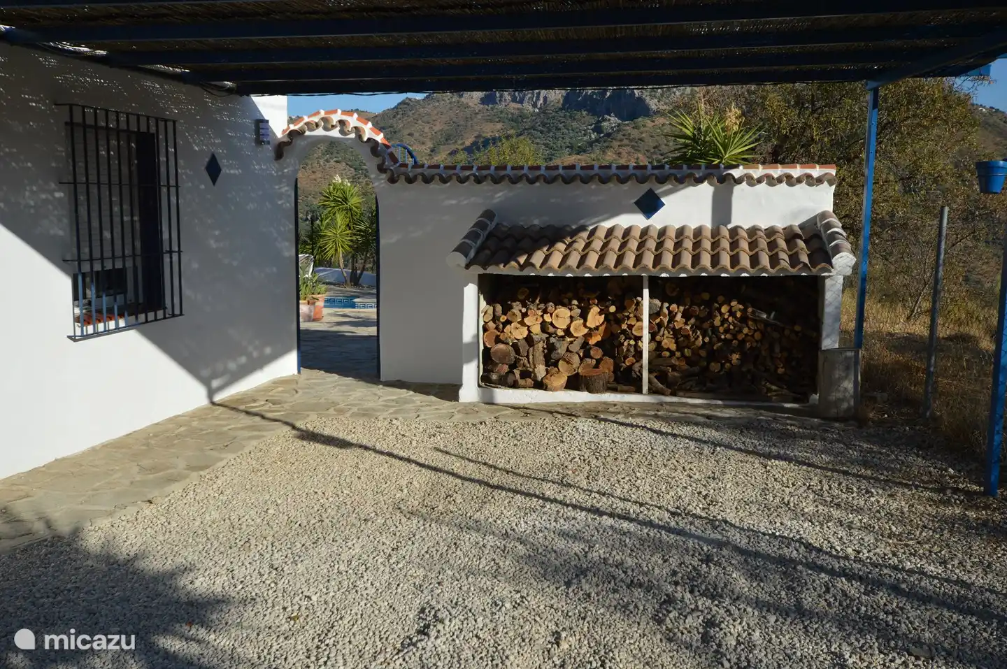 Stock de le&#241;a en el estacionamiento para la calefacci&#243;n acogedora de la estufa de le&#241;a.