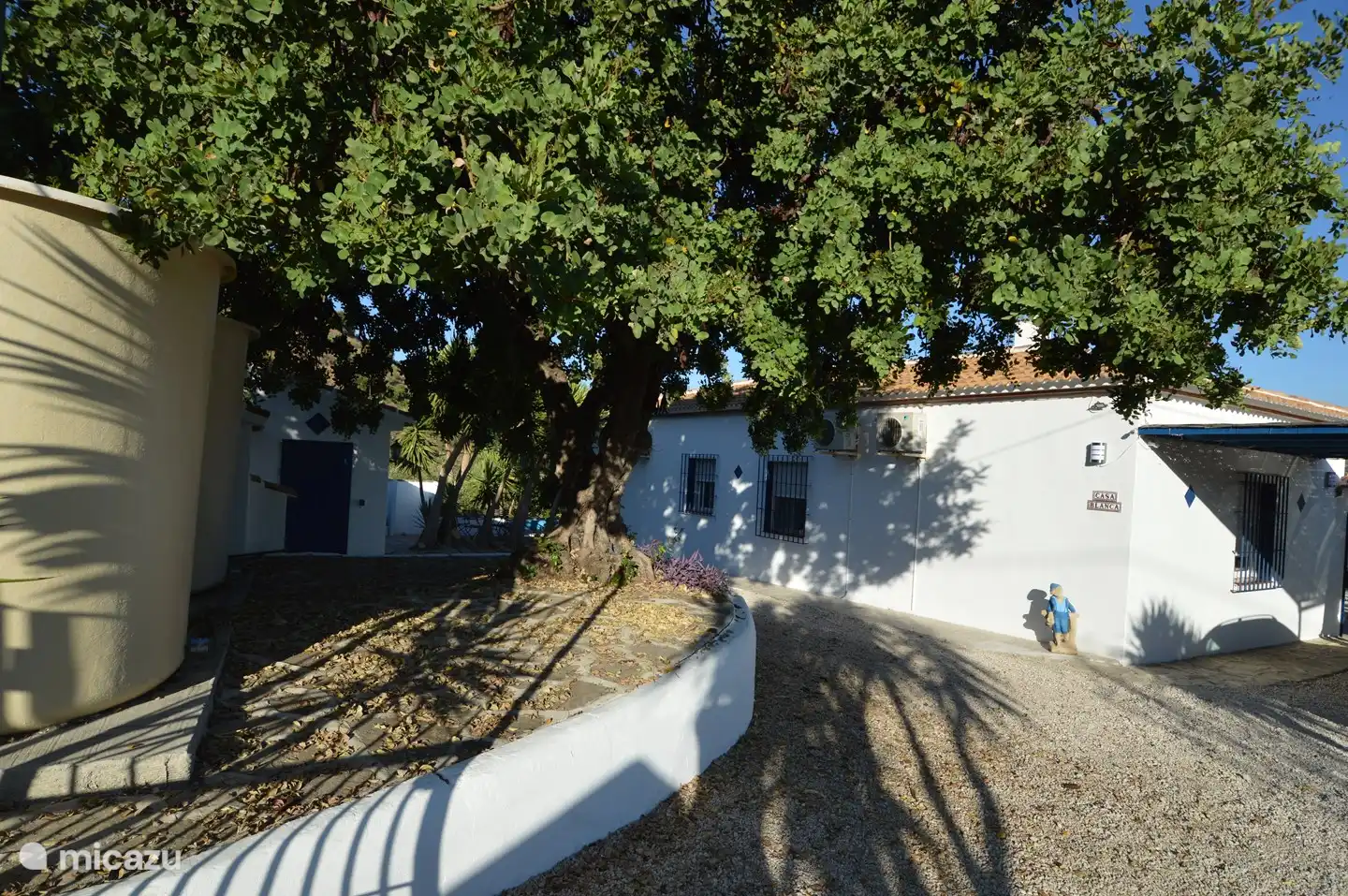 Estacionamiento en la parte trasera de la villa Algarrobo de 100 a&#241;os y tanques de agua (de repuesto), &#161;as&#237; que el agua est&#225; siempre disponible!