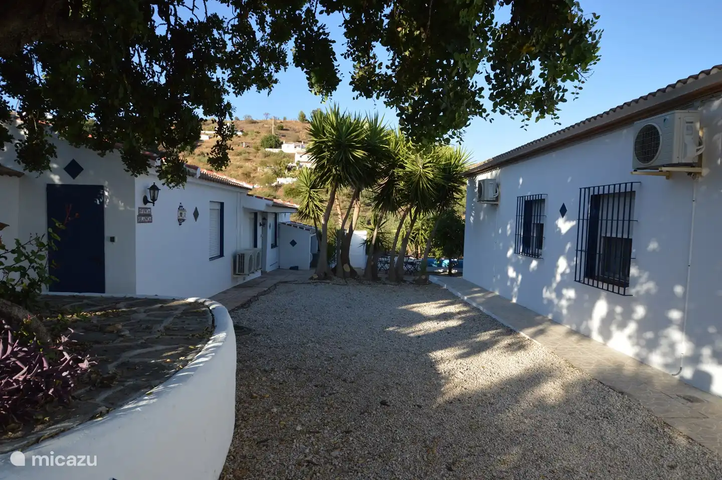 Parte trasera de la villa, con la casa de hu&#233;spedes a la izquierda.