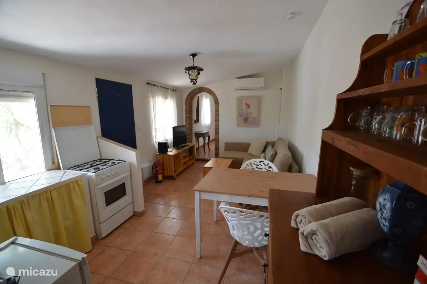 Casa de hu&#233;spedes con cocina compacta - sala de estar con aire acondicionado